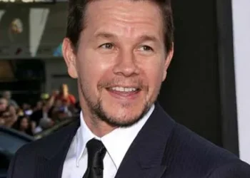 Ator Mark Wahlberg afirma que é essencial para ele começar o dia com uma oração