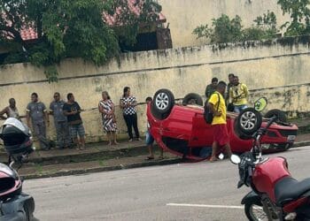 VÍDEO: Motorista fica preso em veículo após capotamento no centro