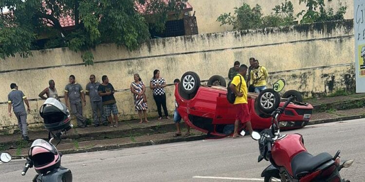 VÍDEO: Motorista fica preso em veículo após capotamento no centro