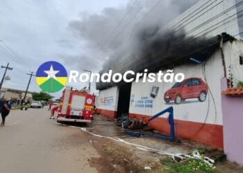 Oficina é destruída por incêndio na zona sul