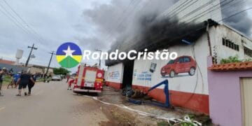 Oficina é destruída por incêndio na zona sul