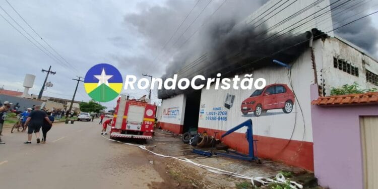 Oficina é destruída por incêndio na zona sul