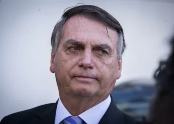 A Polícia Federal está investigando Bolsonaro e aliados em uma operação relacionada a uma suposta tentativa de golpe em 2022.