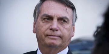 A Polícia Federal está investigando Bolsonaro e aliados em uma operação relacionada a uma suposta tentativa de golpe em 2022.