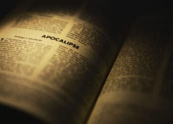 “Está correto afirmar que o ‘fim dos tempos está em andamento’? Saiba mais sobre o derradeiro livro da Bíblia.”