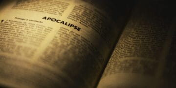 “Está correto afirmar que o ‘fim dos tempos está em andamento’? Saiba mais sobre o derradeiro livro da Bíblia.”