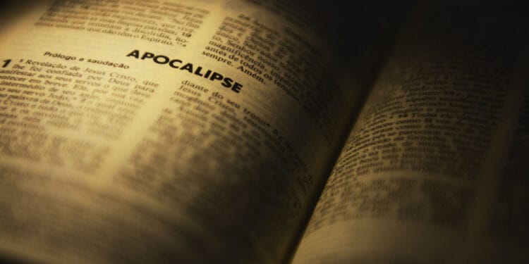 “Está correto afirmar que o ‘fim dos tempos está em andamento’? Saiba mais sobre o derradeiro livro da Bíblia.”