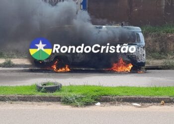 VÍDEO: Kombi é totalmente destruída por incêndio
