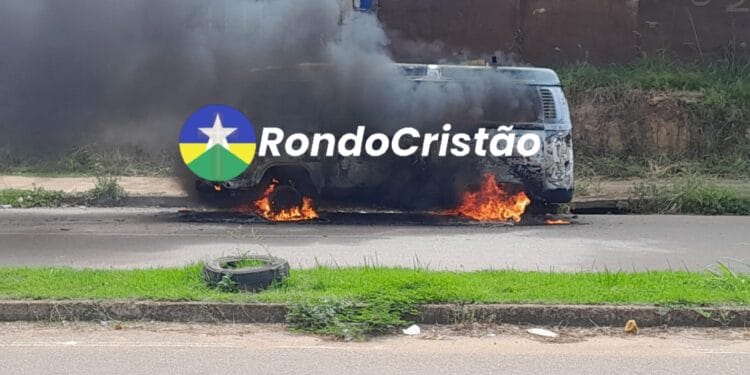 VÍDEO: Kombi é totalmente destruída por incêndio