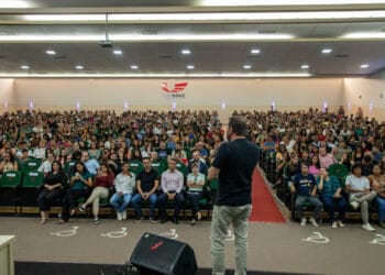 Alunos beneficiados pelo Programa ‘Faculdade da Prefeitura’ formalizam a concessão da bolsa de estudos através da assinatura do termo