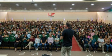 Alunos beneficiados pelo Programa ‘Faculdade da Prefeitura’ formalizam a concessão da bolsa de estudos através da assinatura do termo