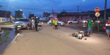 Motociclista fica gravemente ferido em acidente com caminhonete na Capital
