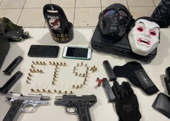 Quatro são presos com armas e munições após denúncia de tiros em invasão