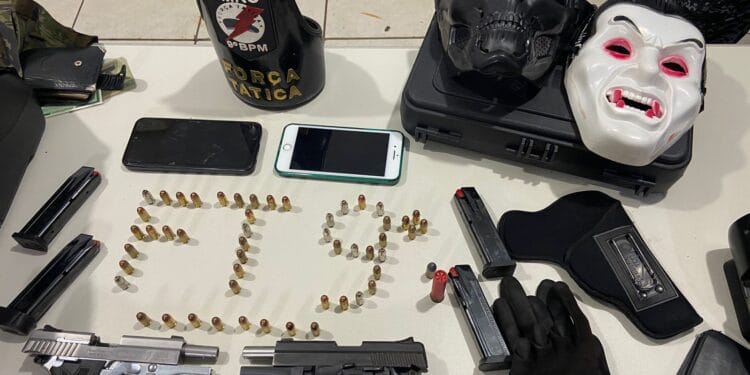 Quatro são presos com armas e munições após denúncia de tiros em invasão