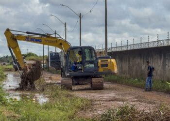 Valas e canais do bairro Três Marias recebem equipes de limpeza