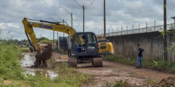 Valas e canais do bairro Três Marias recebem equipes de limpeza