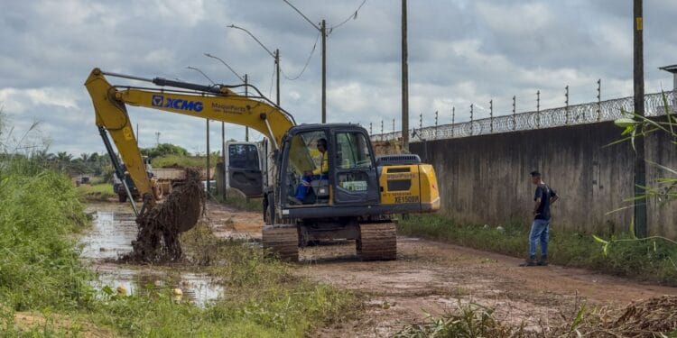 Valas e canais do bairro Três Marias recebem equipes de limpeza