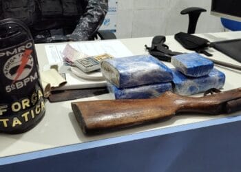 Trio é preso com arma e drogas no bairro Monte Sinai