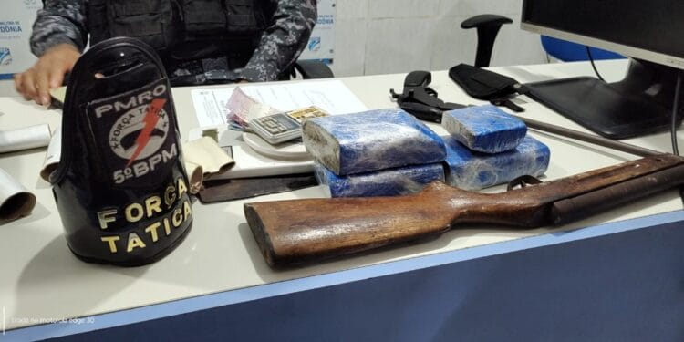 Trio é preso com arma e drogas no bairro Monte Sinai