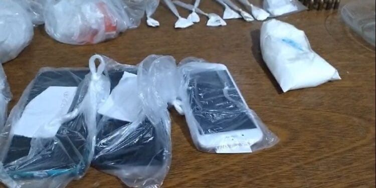 Denarc prende trio com drogas em lava jato usado como boca de fumo