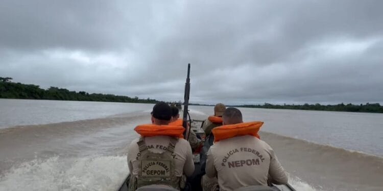 PF destrói oito balsas em operação contra garimpo ilegal de ouro no Rio Madeira