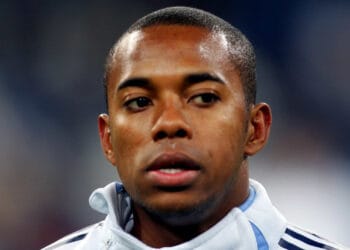Robinho joga futebol na prisão com chuteira emprestada por detentos