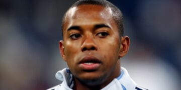 Robinho joga futebol na prisão com chuteira emprestada por detentos
