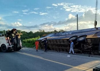 Acidente com ônibus turístico deixa pelo menos oito mortos na Bahia