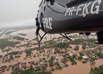 PRF resgata moradores isolados por conta das enchentes no RS