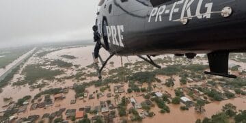 PRF resgata moradores isolados por conta das enchentes no RS