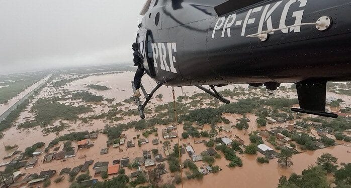 PRF resgata moradores isolados por conta das enchentes no RS
