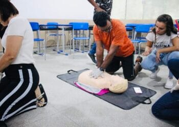 Professores, orientadores e estudantes recebem capacitação para atendimento de primeiros socorros