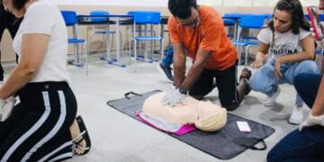 Professores, orientadores e estudantes recebem capacitação para atendimento de primeiros socorros