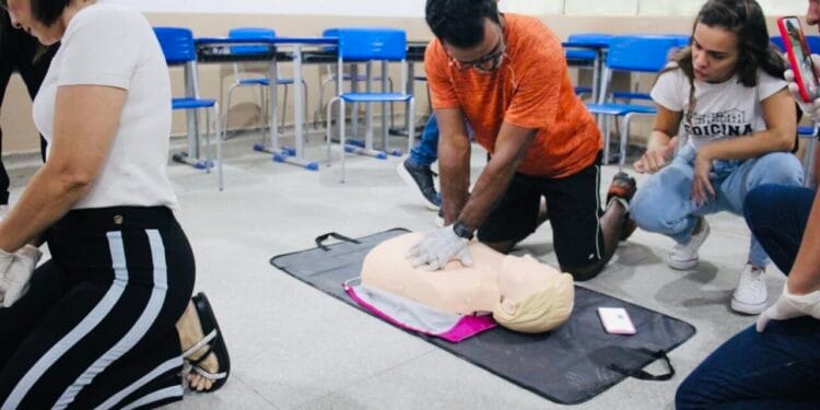 Professores, orientadores e estudantes recebem capacitação para atendimento de primeiros socorros