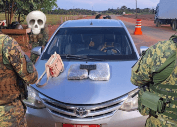 BOPE prende mulher em táxi trazendo tabletes de drogas da Bolívia