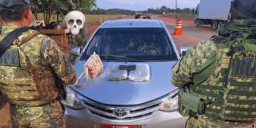 BOPE prende mulher em táxi trazendo tabletes de drogas da Bolívia