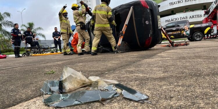 Maio Amarelo: Ação simula resgate de vítima de acidente de trânsito
