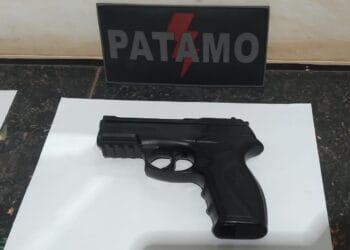 Polícia militar aprende simulacro durante patrulhamento de noturno