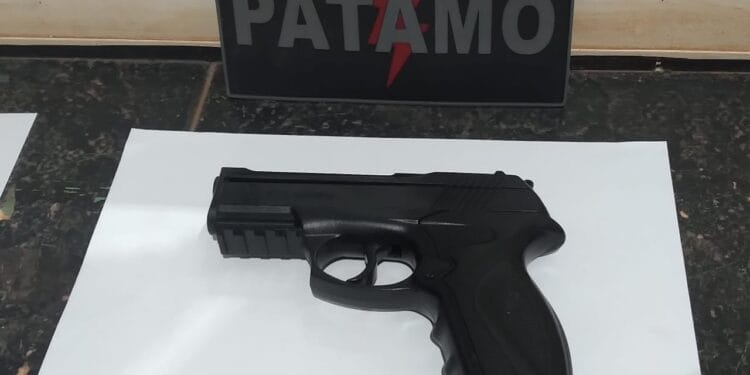 Polícia militar aprende simulacro durante patrulhamento de noturno