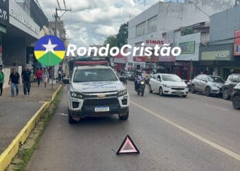 Motociclista bater na traseira de caminhonete e desmaia no Centro de Porto Velho