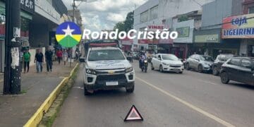 Motociclista bater na traseira de caminhonete e desmaia no Centro de Porto Velho