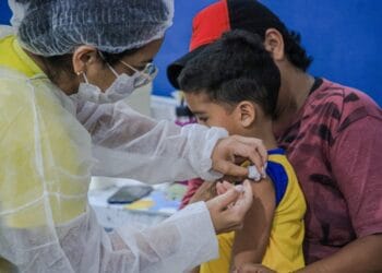 Crianças de 6 meses a menores de 6 anos devem ser imunizadas com a vacina contra a gripe