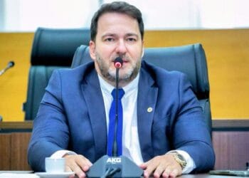 Alex Redano indica ao Estado manutenção elétrica e telhado na Escola Heitor Villa Lobos