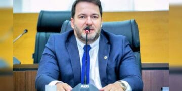 Alex Redano indica ao Estado manutenção elétrica e telhado na Escola Heitor Villa Lobos