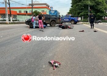 URGENTE: Mulher em moto sofre grave acidente em colisão com carro na Jorge Teixeira