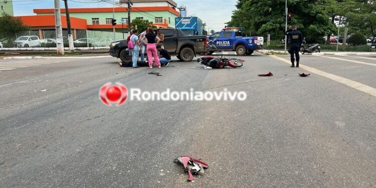 URGENTE: Mulher em moto sofre grave acidente em colisão com carro na Jorge Teixeira