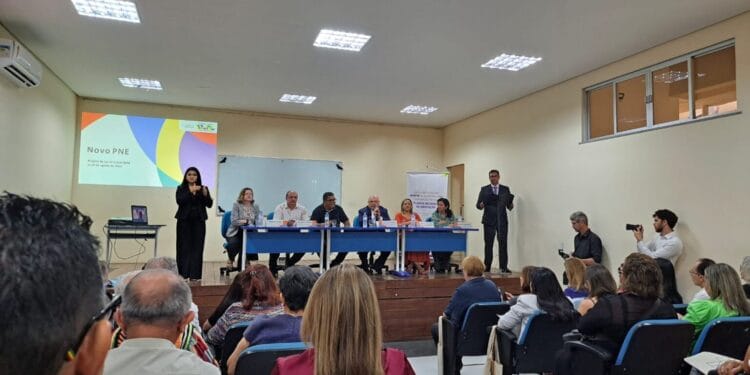 Servidores participam de encontro que discute planos decenais de educação, no Pará