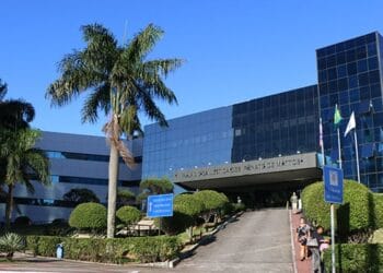 Justiça do ES permite registro de criança com três pais e uma mãe