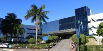 Justiça do ES permite registro de criança com três pais e uma mãe