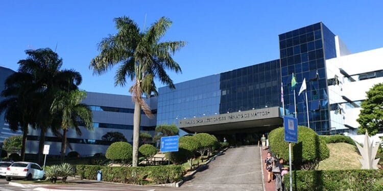 Justiça do ES permite registro de criança com três pais e uma mãe